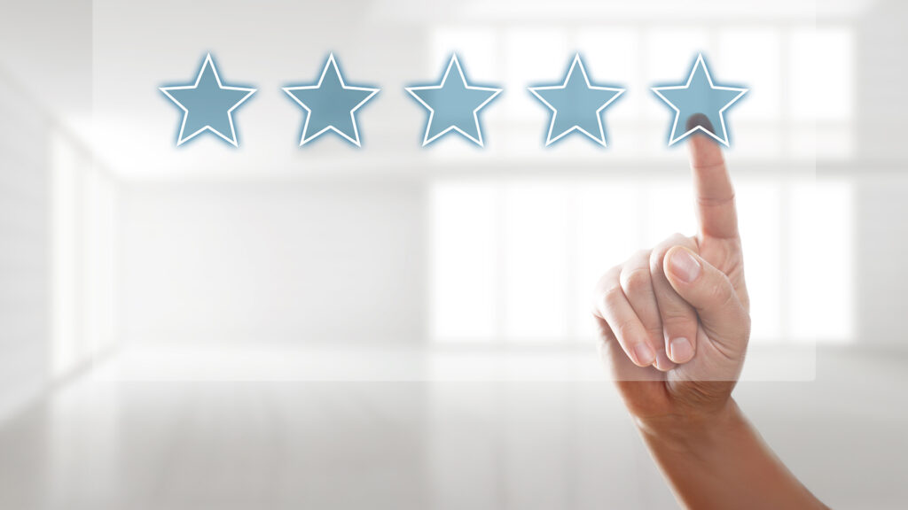 finger wählt 5 sterne auf touchscreen aus